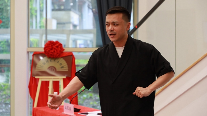馮冠博在觀山湖區(qū)進(jìn)行現(xiàn)場(chǎng)授課。