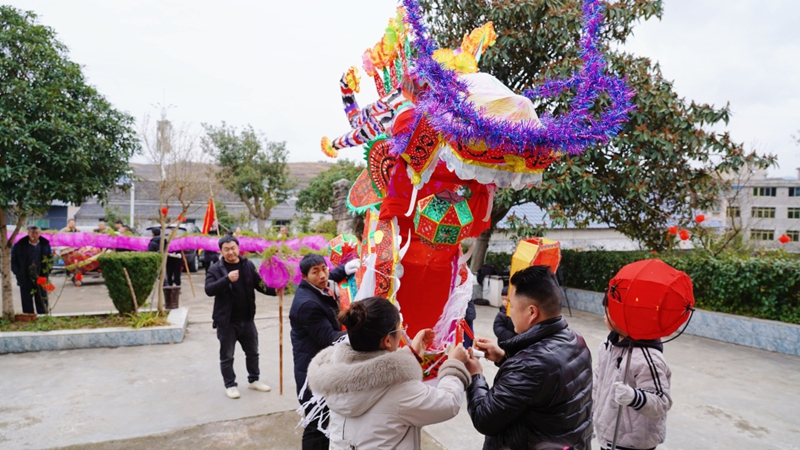 都家人按傳統(tǒng)儀式迎接火龍。甕安縣融媒體中心供圖.jpg