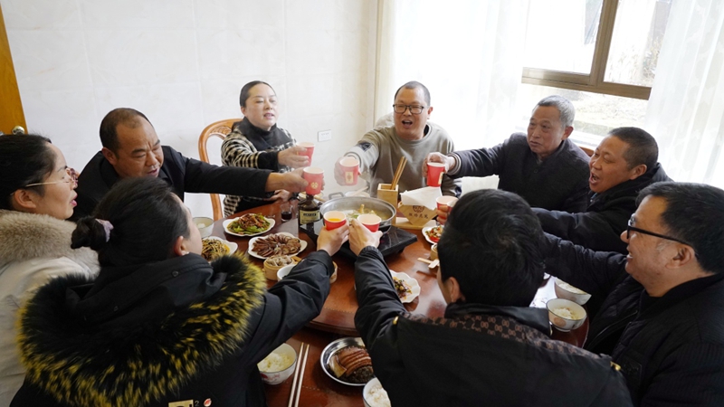 猴場(chǎng)鎮(zhèn)下司社區(qū)都國(guó)忠老人一家四代同堂圍坐團(tuán)圓飯?jiān)捰H情。甕安縣融媒體中心供圖.jpg