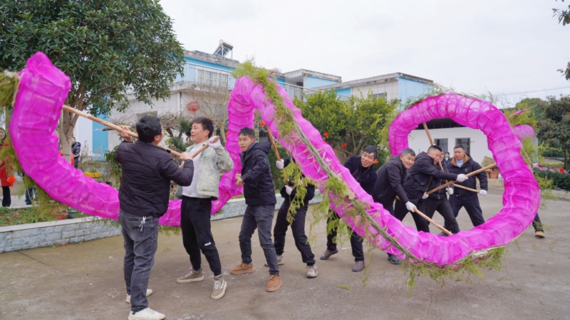 火龍飛舞祈福。甕安縣融媒體中心供圖.jpg