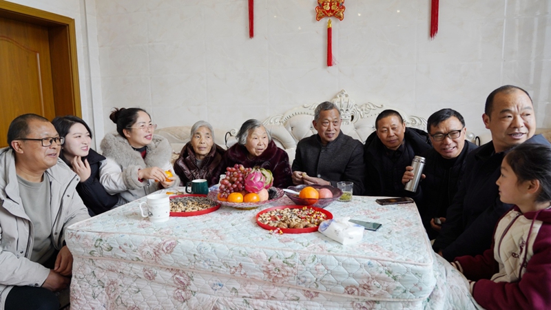 四代同堂的一家人在新春佳節(jié)團(tuán)聚。甕安縣融媒體中心供圖.jpg