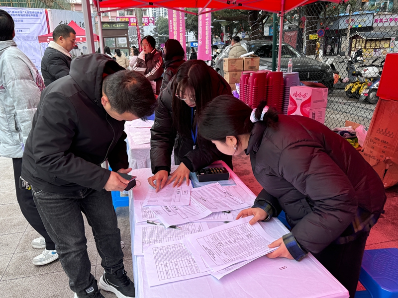 用工企業(yè)正在在整理求職表.jpg