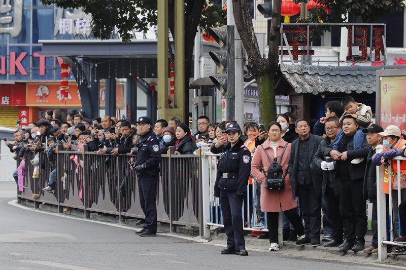 7、路邊觀看的群眾。 王琨榮攝.jpg