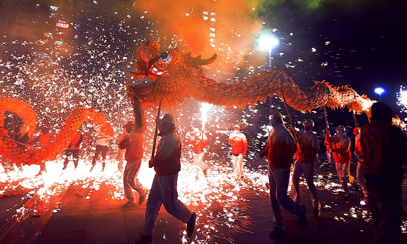 6、穿梭在鐵花里的龍。 楊瀚攝.JPG