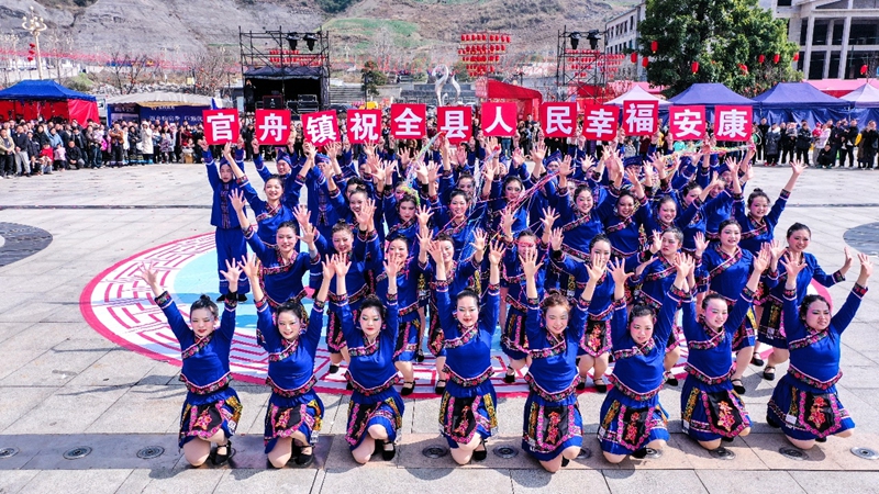 千人同跳擺手舞，歡歌笑語(yǔ)鬧元宵。