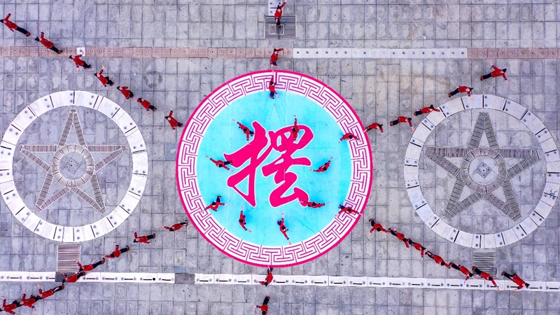 千人同跳擺手舞，歡歌笑語(yǔ)鬧元宵。