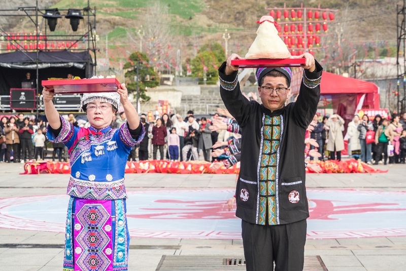 千人同跳擺手舞，歡歌笑語(yǔ)鬧元宵。