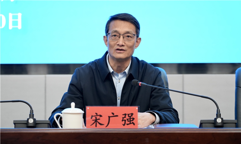 3、貴州省委教育工委副書記（正廳長(zhǎng)級(jí)）宋廣強(qiáng)同志主持會(huì)議。.jpg
