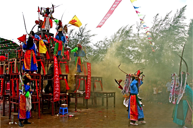 3 高臺(tái)地戲。李發(fā)雯 攝.jpg