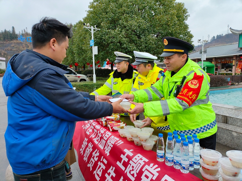 1 貴州交通綜合執(zhí)法人員向司乘贈送熱乎乎湯圓。.jpg