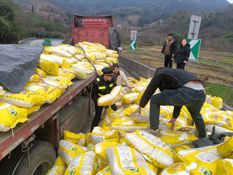 3 圖為貴州省交通運輸綜合行政執(zhí)法幫助搬運大米。姚仕海 攝.jpg