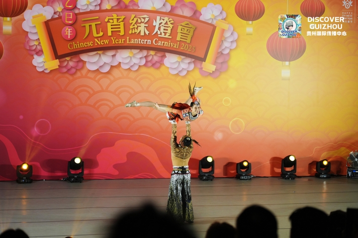 《肩上芭蕾·彩羽》演出現(xiàn)場，雜技演員高超的技藝使得觀眾歡呼不斷。（圖/周璇）