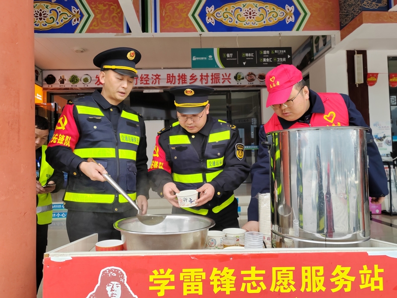 志愿者正在準(zhǔn)備湯圓。