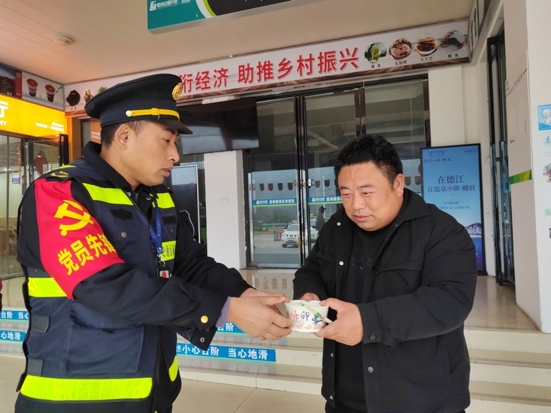 交通執(zhí)法人員給司乘人員送上熱騰騰的湯圓。