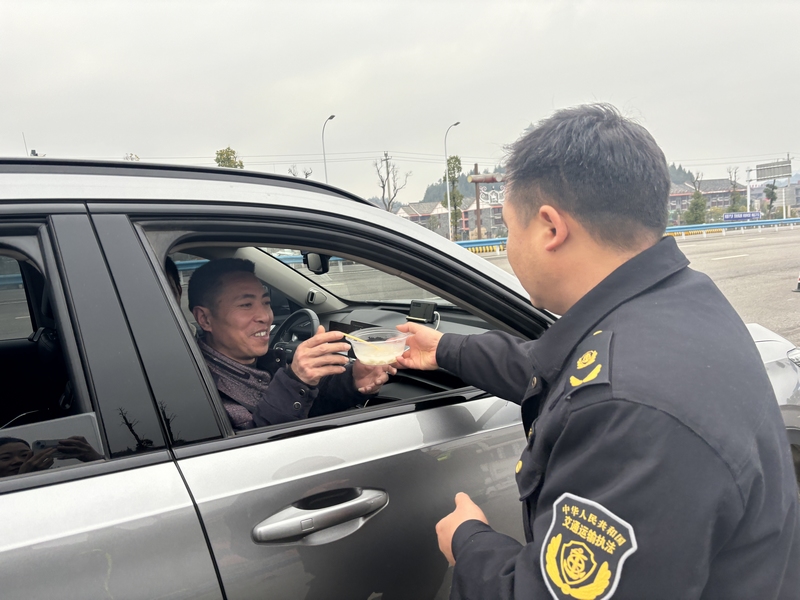 交通執(zhí)法人員為駕駛員送湯圓。