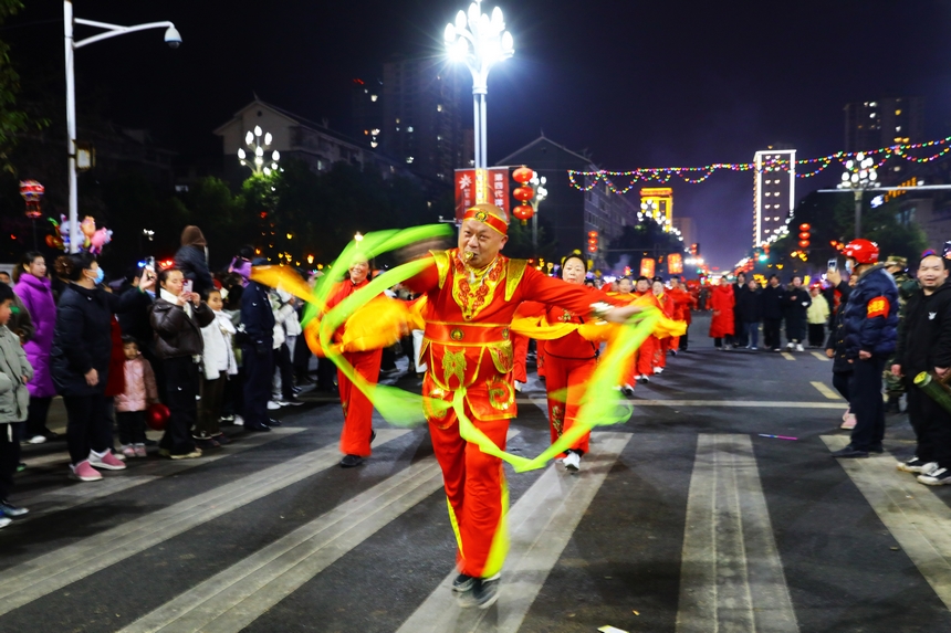 人們參加游花燈活動(dòng)。楊家孟攝