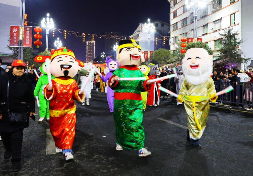 人們參加游花燈活動。楊家孟攝