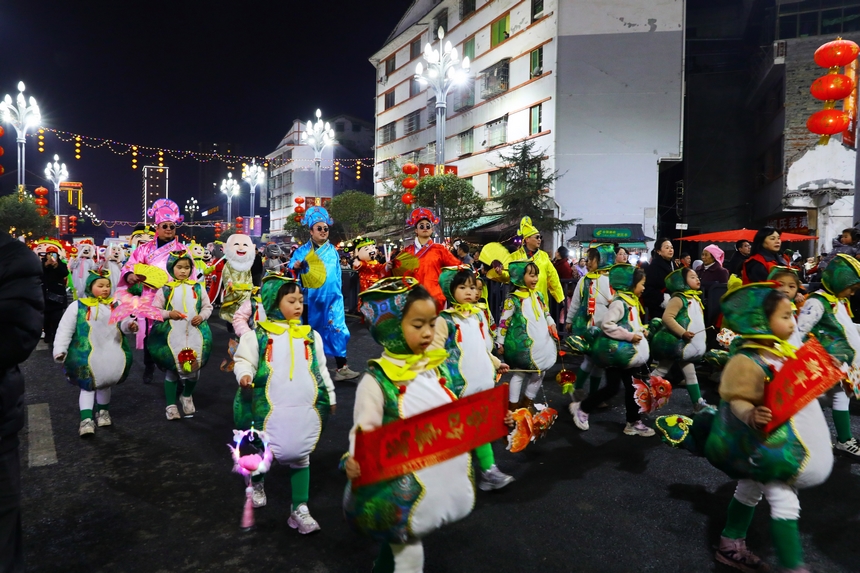 人們參加游花燈活動。楊家孟攝