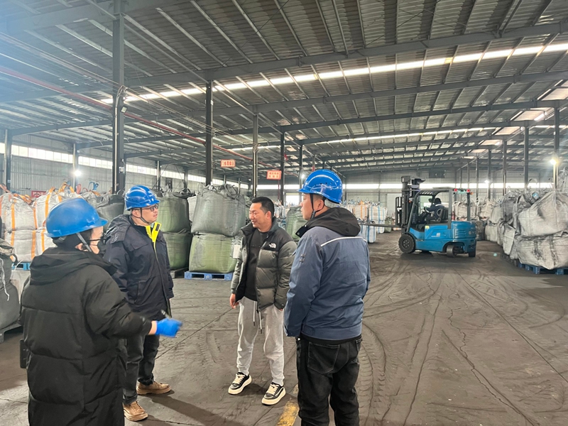 (1)清鎮(zhèn)供電局工作人員與貴州美門業(yè)有限公司相關(guān)負(fù)責(zé)人交流。.jpg