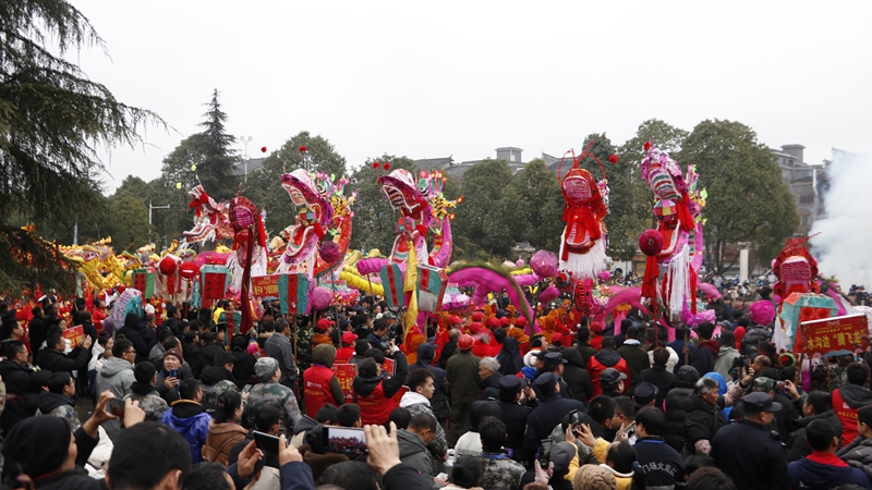 2 圖為45支舞龍隊伍齊聚猴場鎮(zhèn)政府下司社區(qū)廣場。.jpg