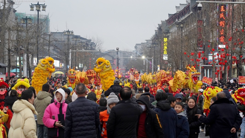 5 圖為巡游隊伍綿延數(shù)百米，所經(jīng)之處歡呼不斷。.jpg