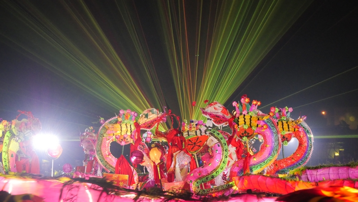 猴場(chǎng)古鎮(zhèn)大街小巷張燈結(jié)彩。