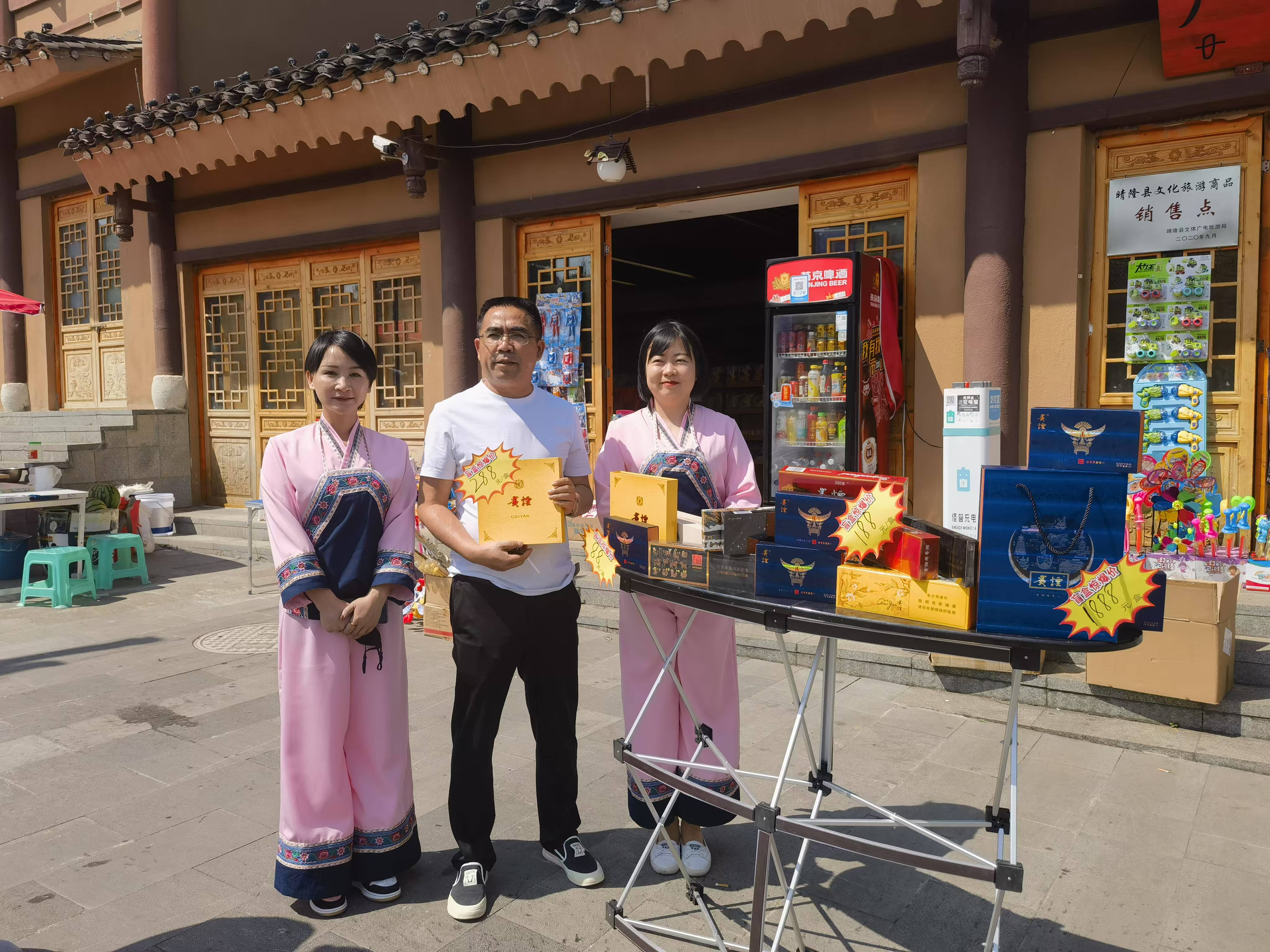 志愿者幫助小鎮(zhèn)便利店開展活動助力店鋪經(jīng)營現(xiàn)場。劉蔭龍攝