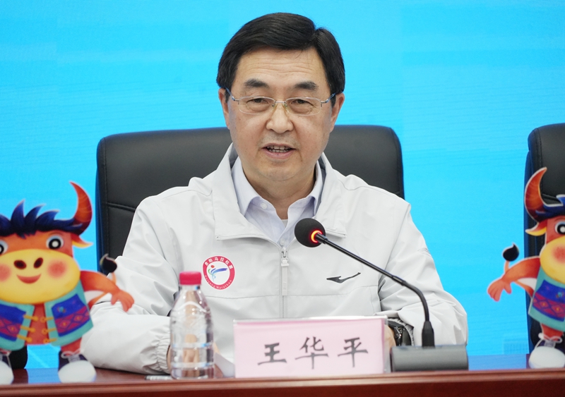 貴州省體育局黨委委員、副局長王華平作主題發(fā)布。
