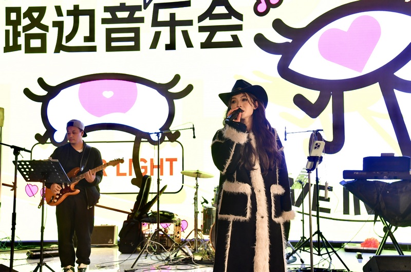 歌手登臺演唱歌曲。