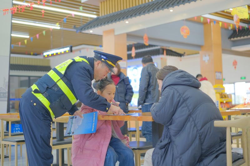 玉盤高速施秉服務(wù)區(qū)上行楊國付向司乘人員宣傳安全出行。