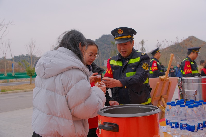 玉盤高速舊州服務(wù)區(qū)上行楊國付為司乘人員送上姜茶。