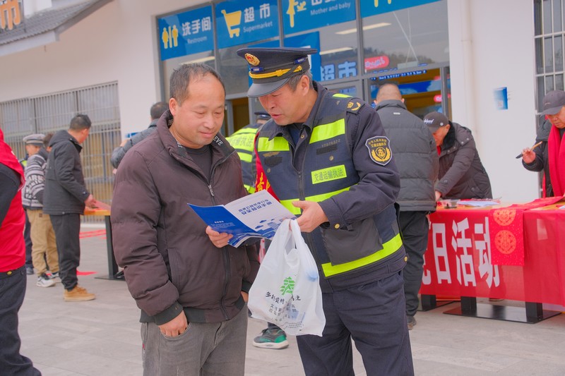 玉盤高速舊州服務(wù)區(qū)上行楊國付向司乘人員開展交通安全宣傳。