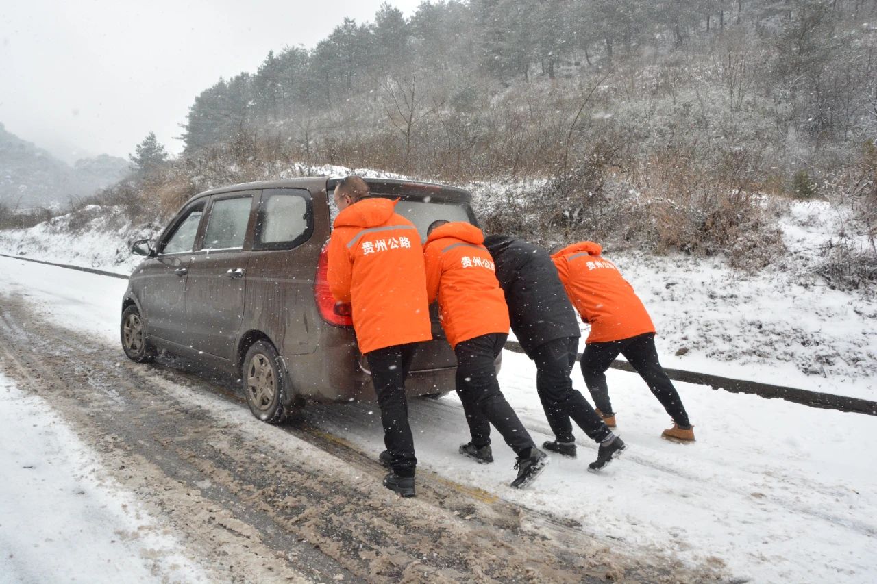 幫助受困車輛脫困。施雪攝