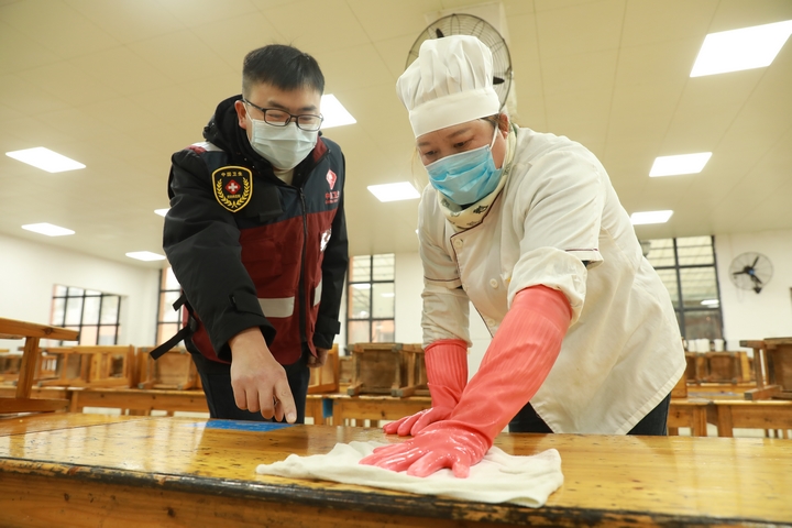 劍河縣疾控中心工作人員正在指導學校工作人員進行消殺。（潘文 攝） (1).JPG