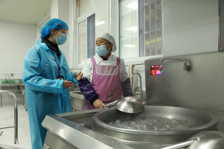 劍河縣市場監(jiān)督管理局工作人員正在檢查食堂。 (潘文 攝)  (2).JPG