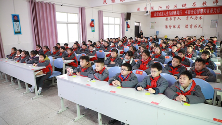 學生認真上開學第一課。
