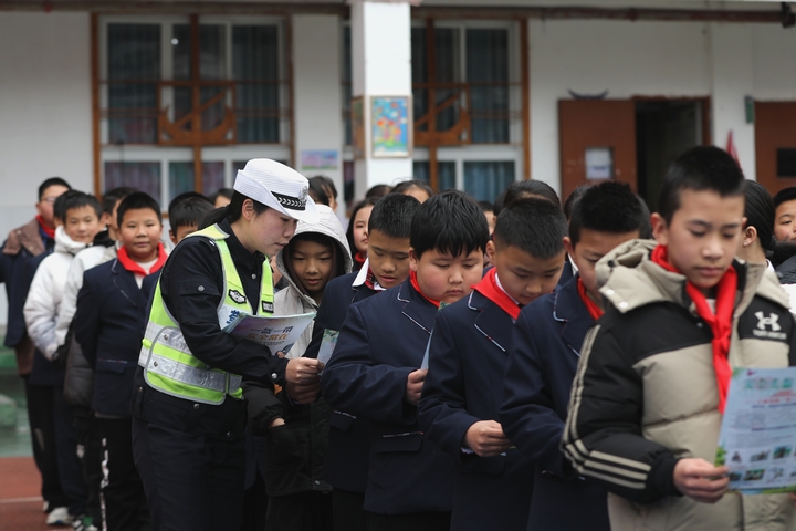 圖為：2025年2月17日，雷山縣公安局交警大隊輔警邵月圓向學生發(fā)放講解宣傳資料1.JPG