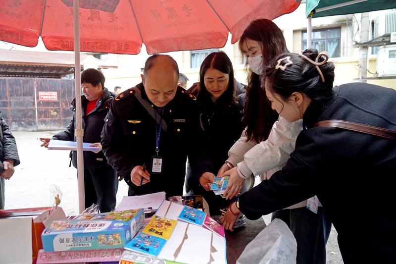 2025年2月17日，貴州省畢節(jié)市納雍縣第一小學(xué)旁，檢查組在校園周邊攤點(diǎn)收繳禁售書籍。楊英攝