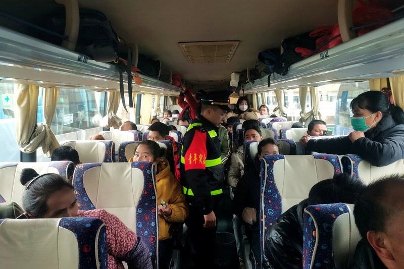 S36玉盤高速施秉服務(wù)區(qū)上行 檢查客運(yùn)車輛。