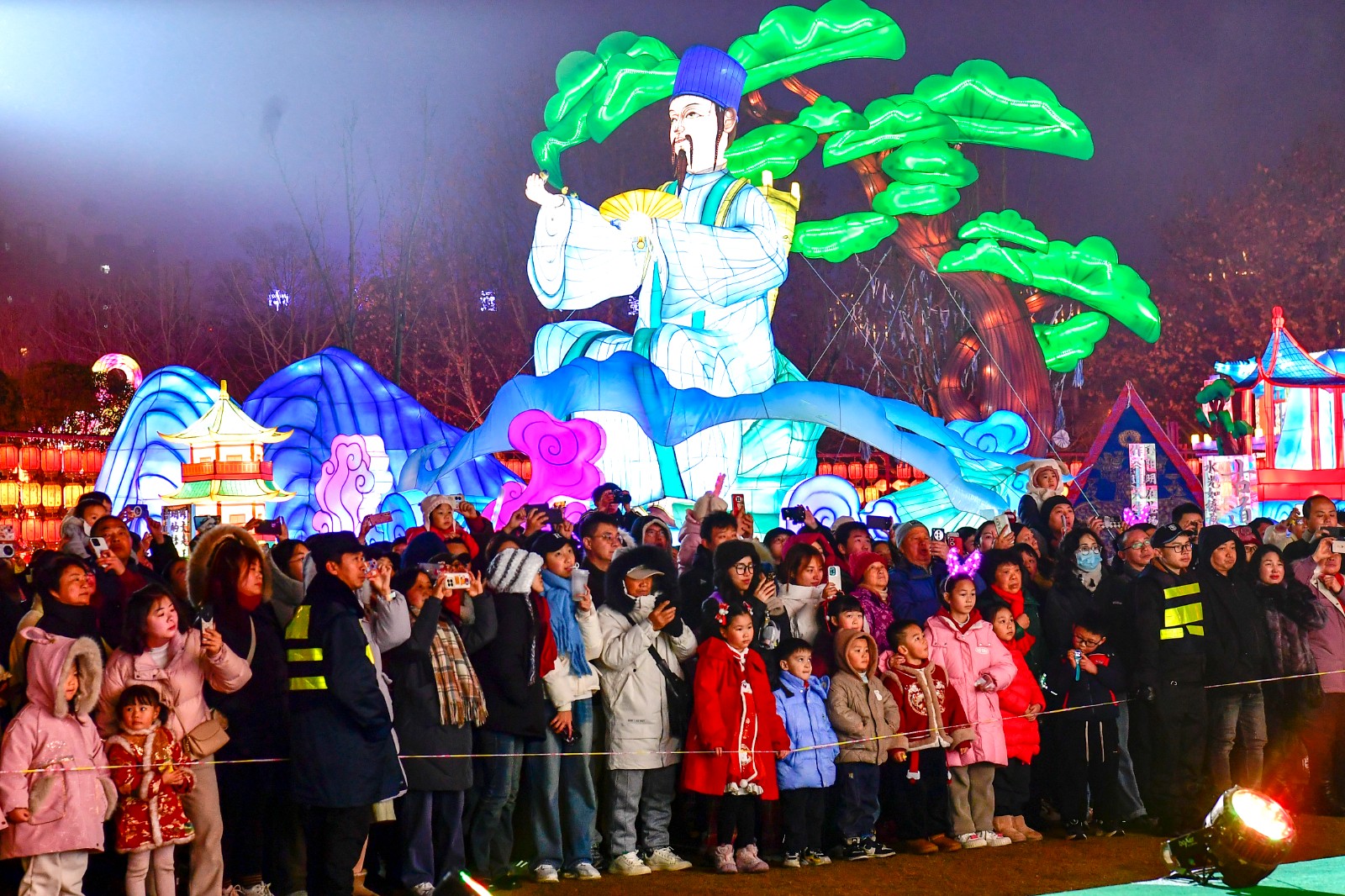市民游客在“陽明文化”燈區(qū)觀看話劇演出《心游尋真》。