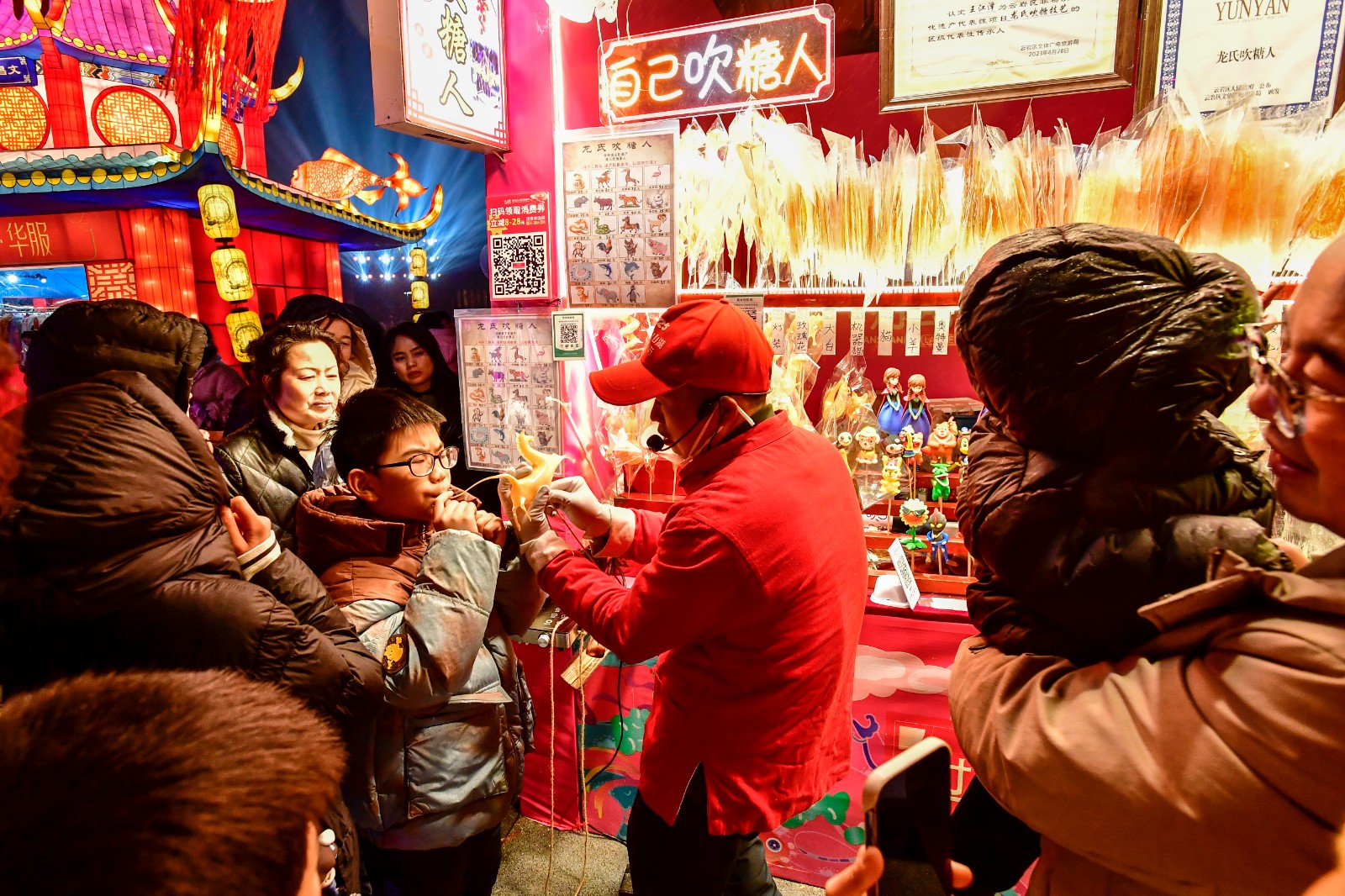 在觀山湖燈會廟市上吹一個自己喜歡的動物“糖人”。