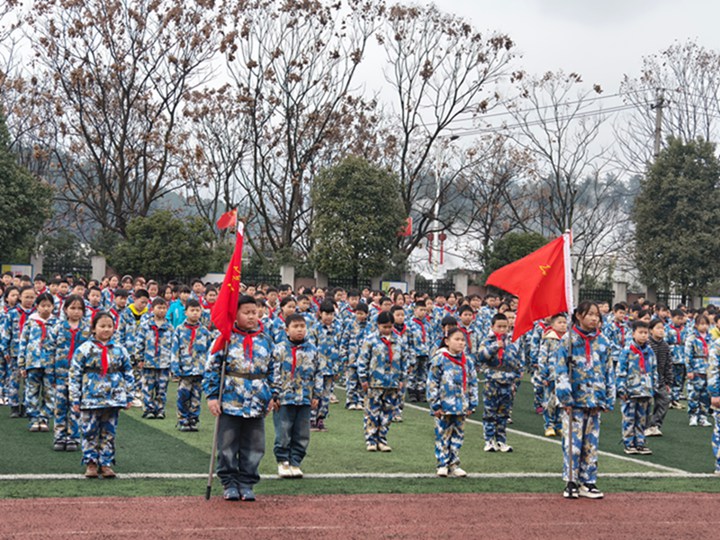 學(xué)生們正在進(jìn)行軍事訓(xùn)練。