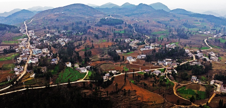 航拍貴州省黔西市鐵石苗族彝族鄉(xiāng)鐵盔山村的機(jī)耕道與村莊、山巒、田地構(gòu)成一幅生機(jī)盎然的田園畫卷。熊軍萬攝