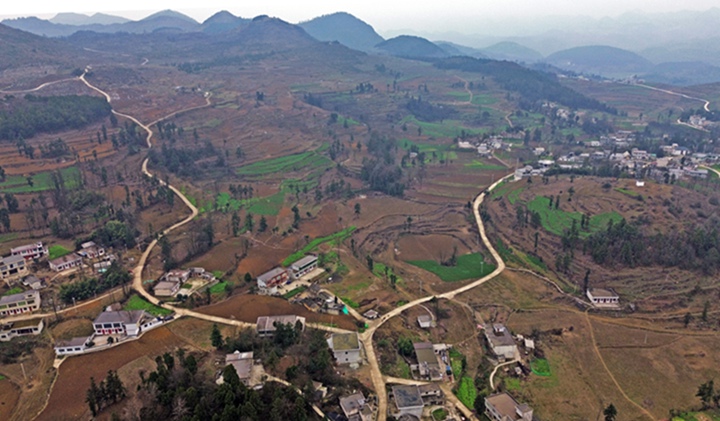 航拍貴州省黔西市鐵石苗族彝族鄉(xiāng)鐵盔山村的機(jī)耕道與村莊、山巒、田地構(gòu)成一幅生機(jī)盎然的田園畫卷。  熊軍萬攝