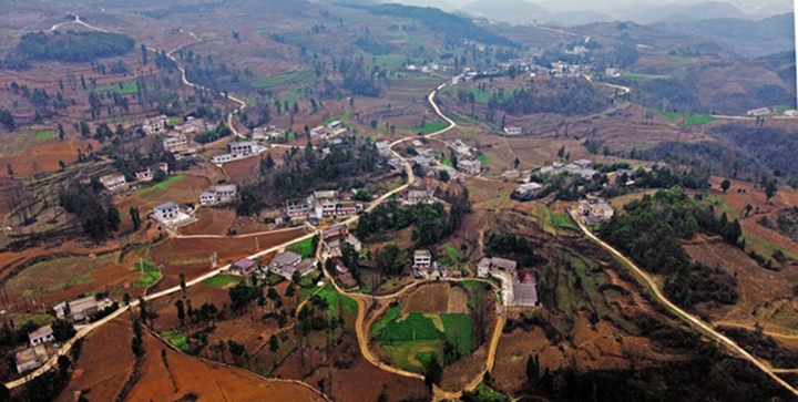 航拍貴州省黔西市鐵石苗族彝族鄉(xiāng)鐵盔山村的機(jī)耕道與村莊、山巒、田地構(gòu)成一幅生機(jī)盎然的田園畫卷。  熊軍萬攝
