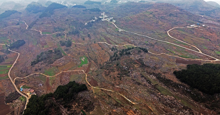 航拍貴州省黔西市鐵石苗族彝族鄉(xiāng)鐵盔山村的機(jī)耕道與村莊、山巒、田地構(gòu)成一幅生機(jī)盎然的田園畫(huà)卷。  熊軍萬(wàn)攝