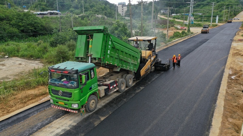實施鄉(xiāng)村道路窄路面加寬工程。圖片由甕安縣融媒體中心提供