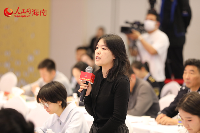 新聞發(fā)布會(huì)現(xiàn)場(chǎng)記者提問(wèn)。人民網(wǎng)記者 牛良玉攝