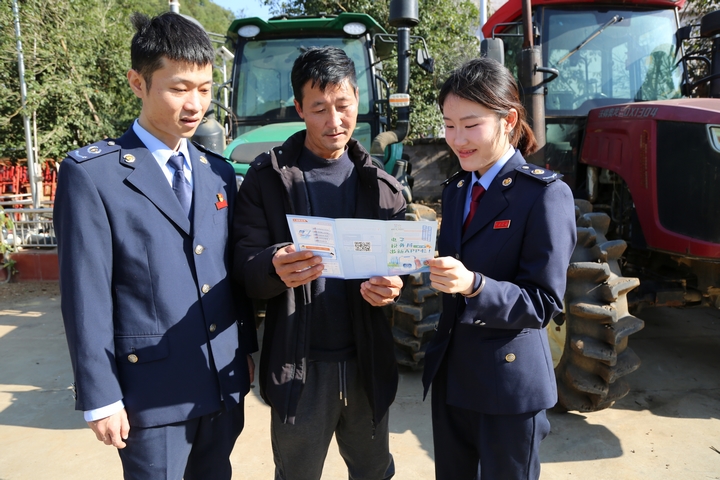 1 圖為興義市稅務(wù)局稅務(wù)人員到黔西南州弘承農(nóng)業(yè)開發(fā)有限公司了解機(jī)械化種植設(shè)備銷售及農(nóng)業(yè)種植技術(shù)情況，并講解“網(wǎng)上”“掌上”辦稅操作流程，解答企業(yè)涉稅疑難問題。李歡歡 攝