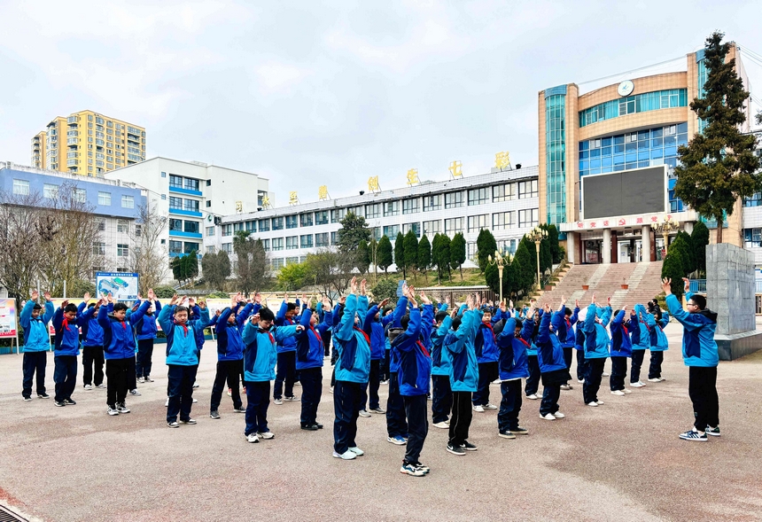習(xí)水第七中學(xué)體育課上，學(xué)生正在做熱身運(yùn)動。習(xí)水縣融媒體中心供圖